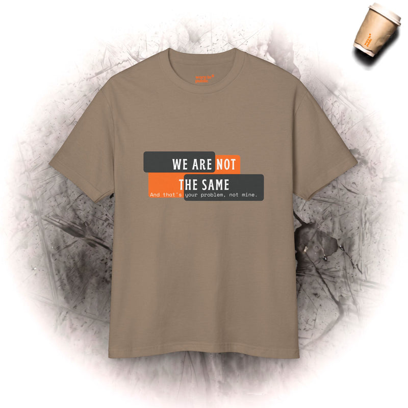 Camiseta de hombros caídos "We Are Not The Same" | Camiseta gráfica oversized con mensaje
