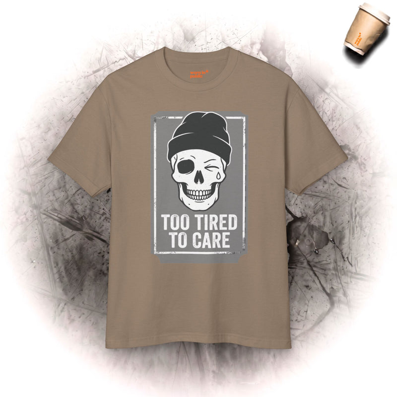 T-Shirt mit Totenkopfmotiv „Too Tired To Care“ | Lustiges, sarkastisches Grafik-T-Shirt für Erschöpfte