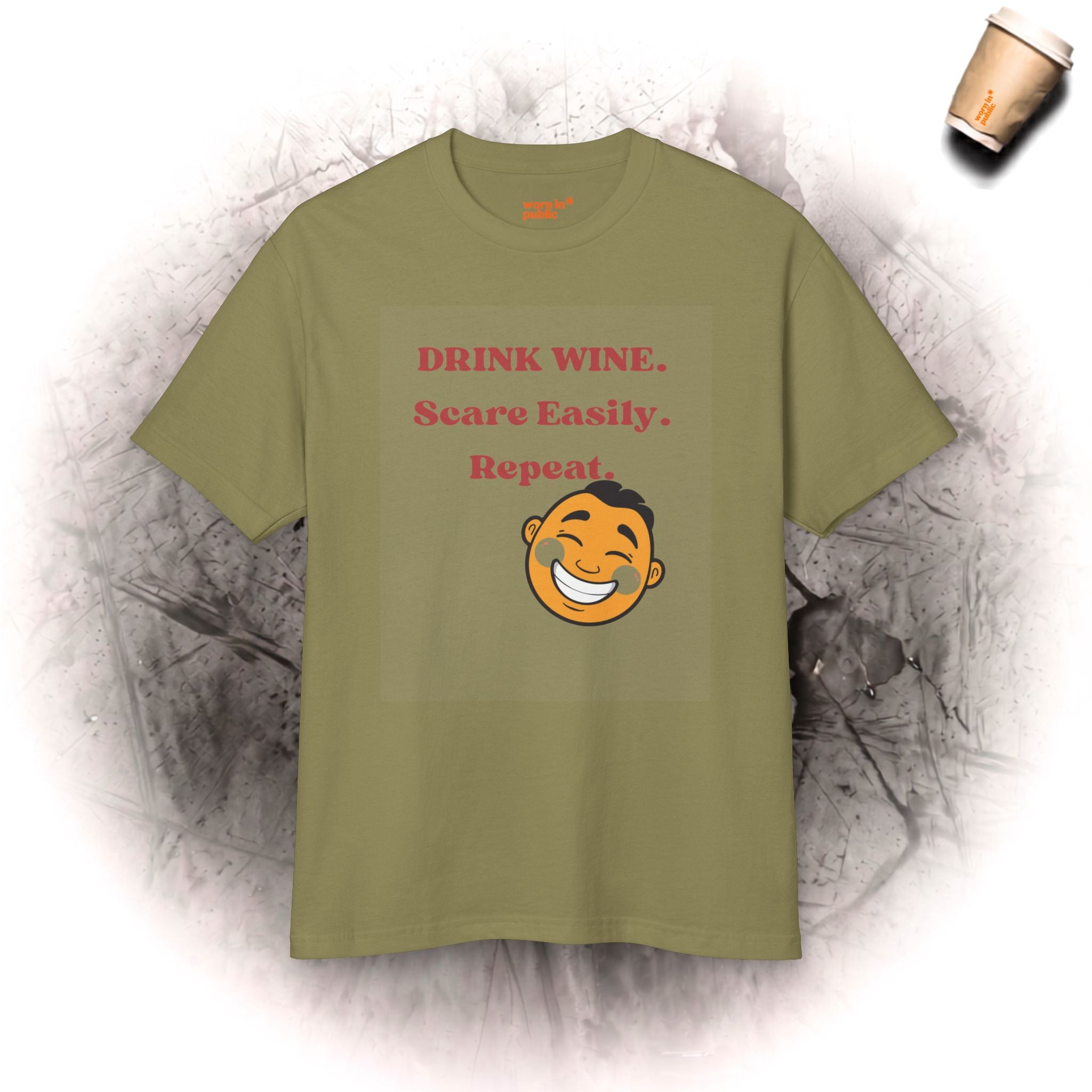 T-Shirt „Drink Wine, Scare Easily, Repeat“ | Lustiges T-Shirt mit lächelndem Gesicht