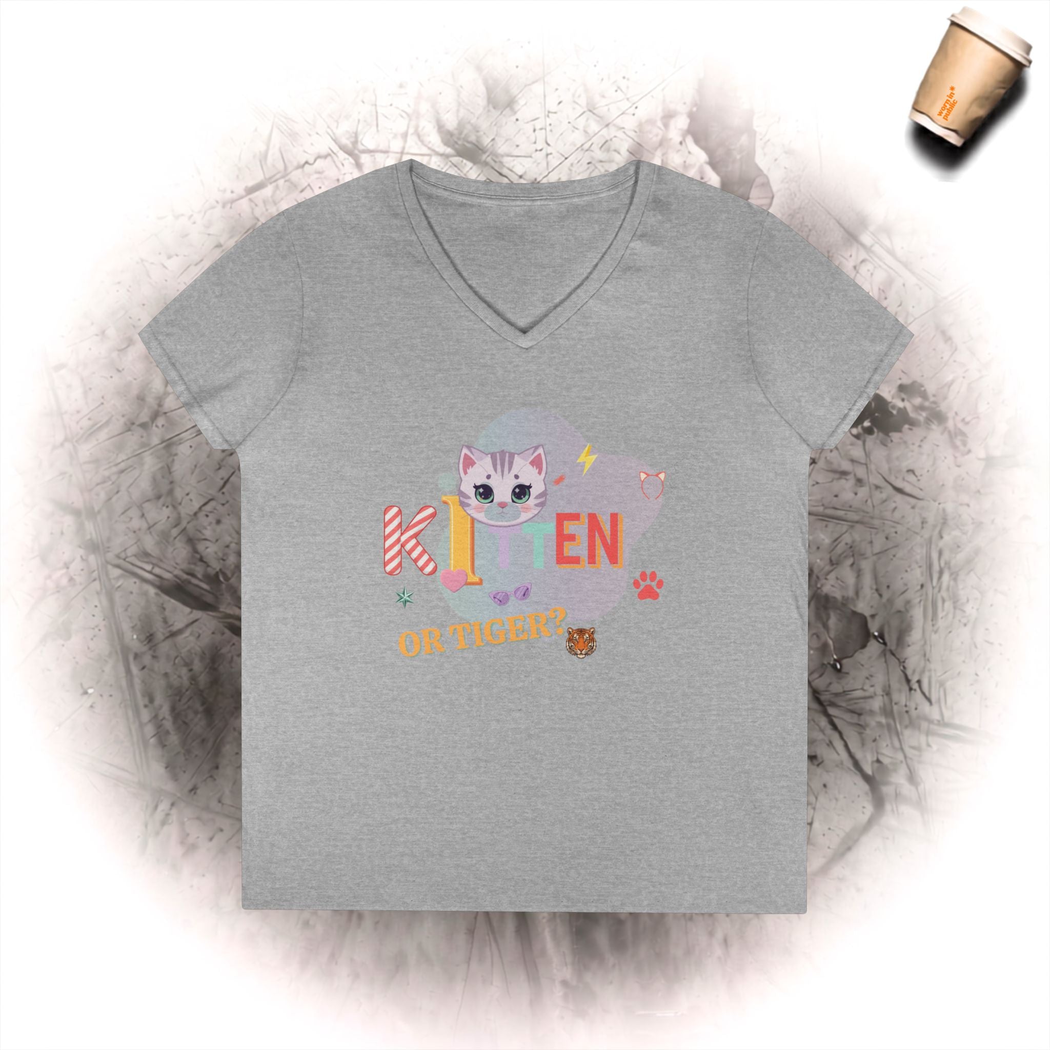 Kätzchen oder Tiger? V-Ausschnitt T-Shirt | Süße Katzen-Illustration Pastell-Grafik-Shirt