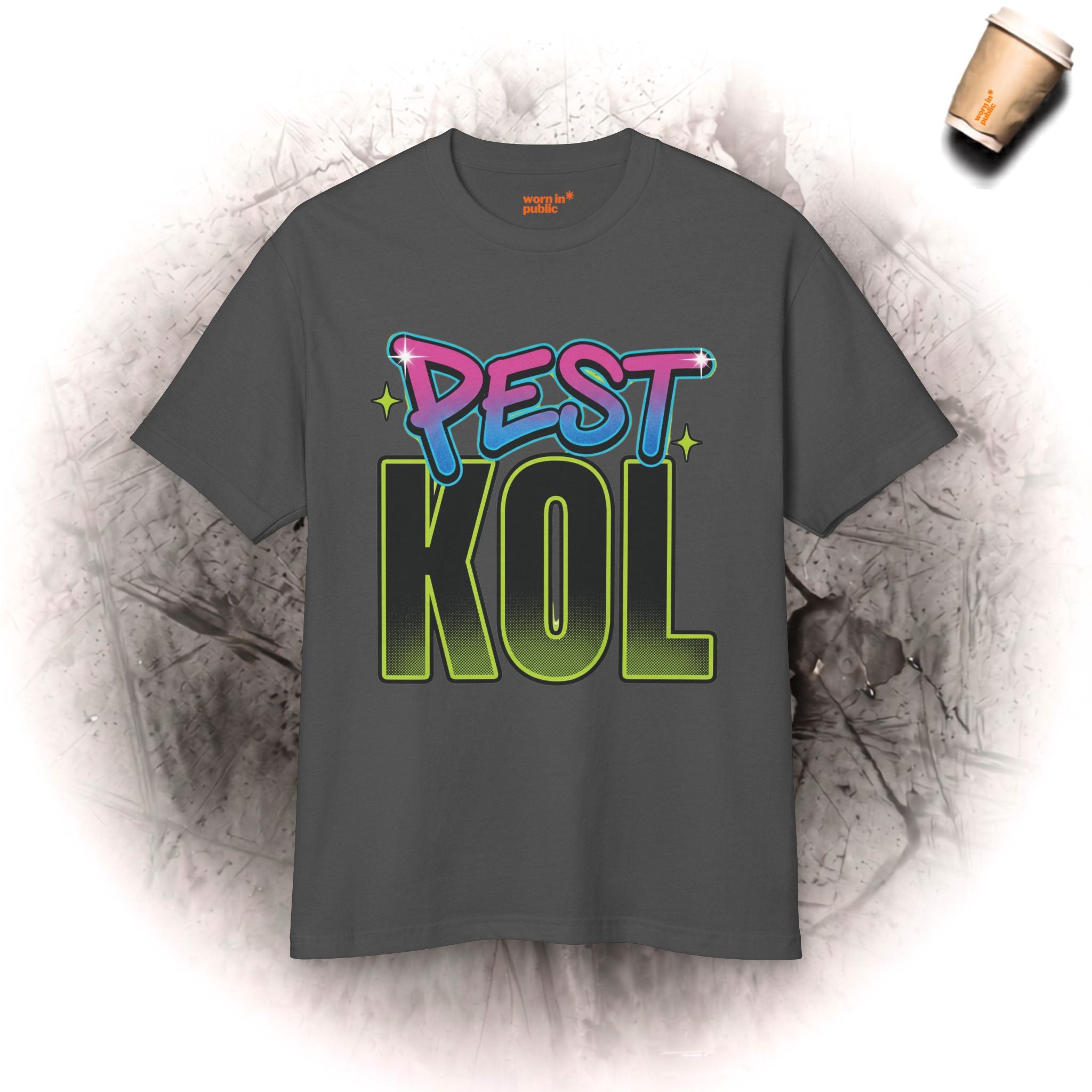 Pest Kol | Retro Unisex Streetwear-Grafik-T-Shirt mit kräftiger Schrift