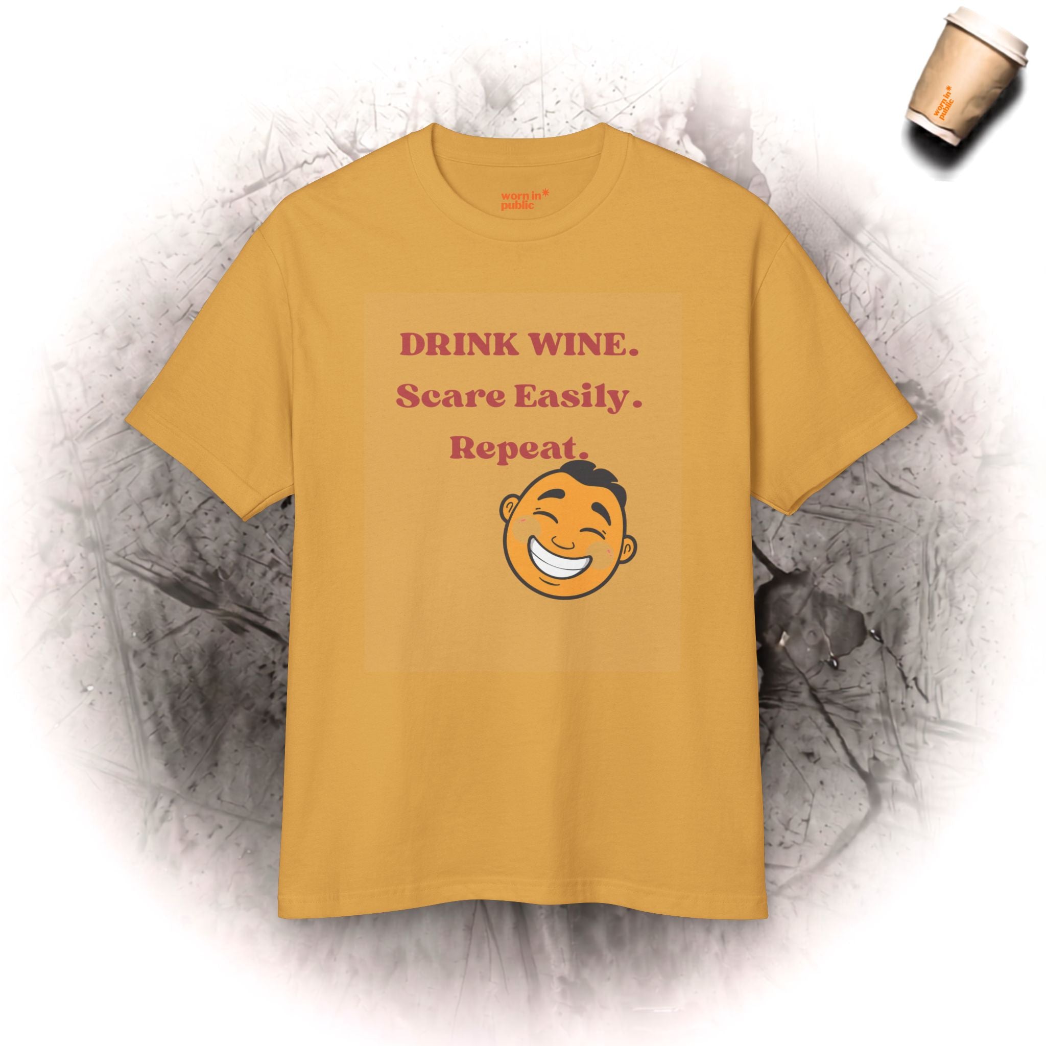 T-Shirt „Drink Wine, Scare Easily, Repeat“ | Lustiges T-Shirt mit lächelndem Gesicht