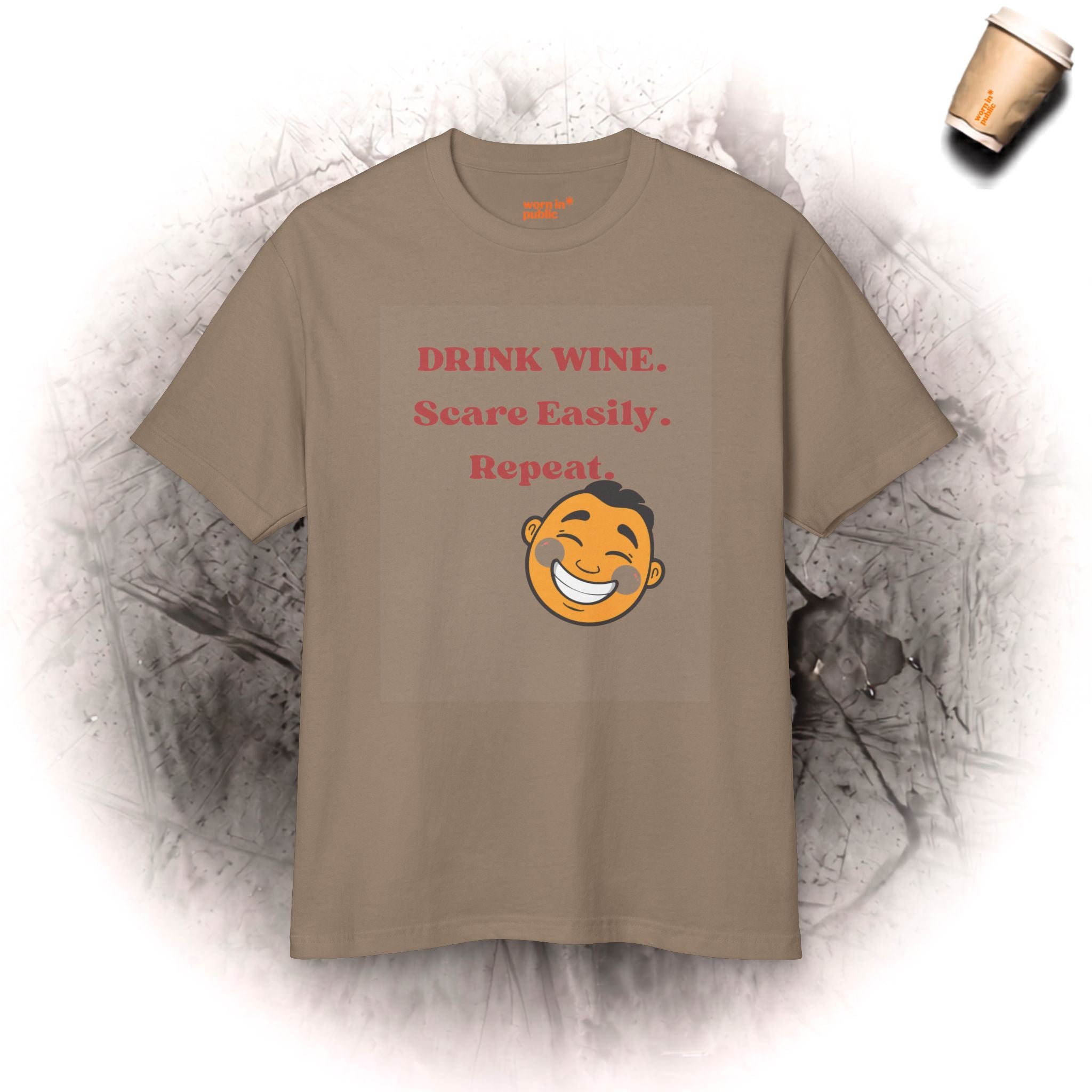 T-Shirt „Drink Wine, Scare Easily, Repeat“ | Lustiges T-Shirt mit lächelndem Gesicht