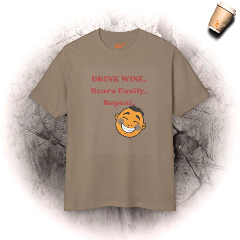 T-Shirt „Drink Wine, Scare Easily, Repeat“ | Lustiges T-Shirt mit lächelndem Gesicht