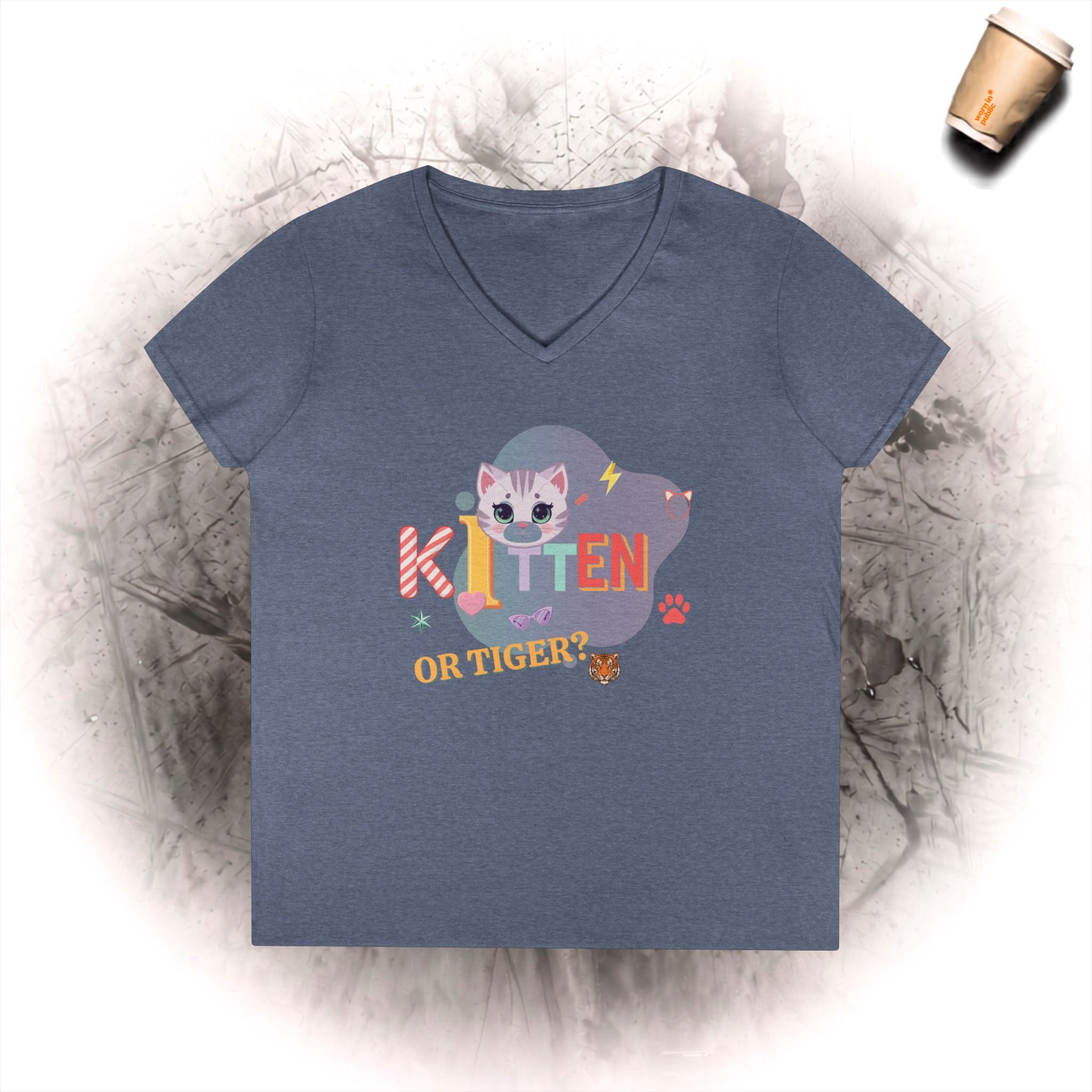 Kätzchen oder Tiger? V-Ausschnitt T-Shirt | Süße Katzen-Illustration Pastell-Grafik-Shirt