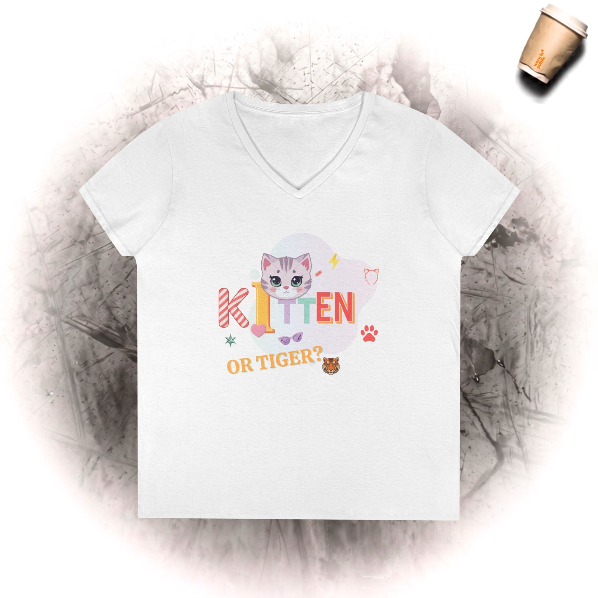 Kätzchen oder Tiger? V-Ausschnitt T-Shirt | Süße Katzen-Illustration Pastell-Grafik-Shirt