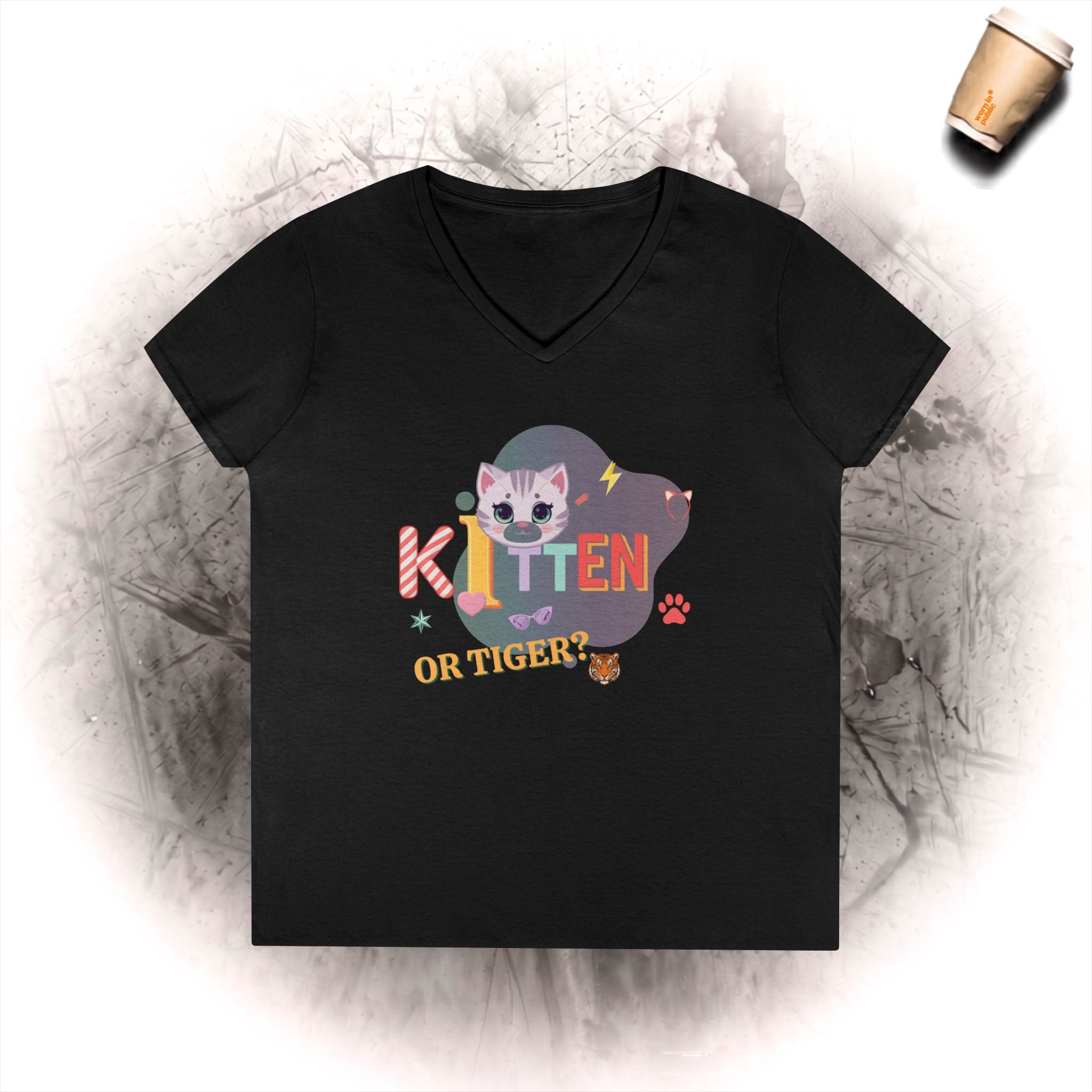 Kätzchen oder Tiger? V-Ausschnitt T-Shirt | Süße Katzen-Illustration Pastell-Grafik-Shirt