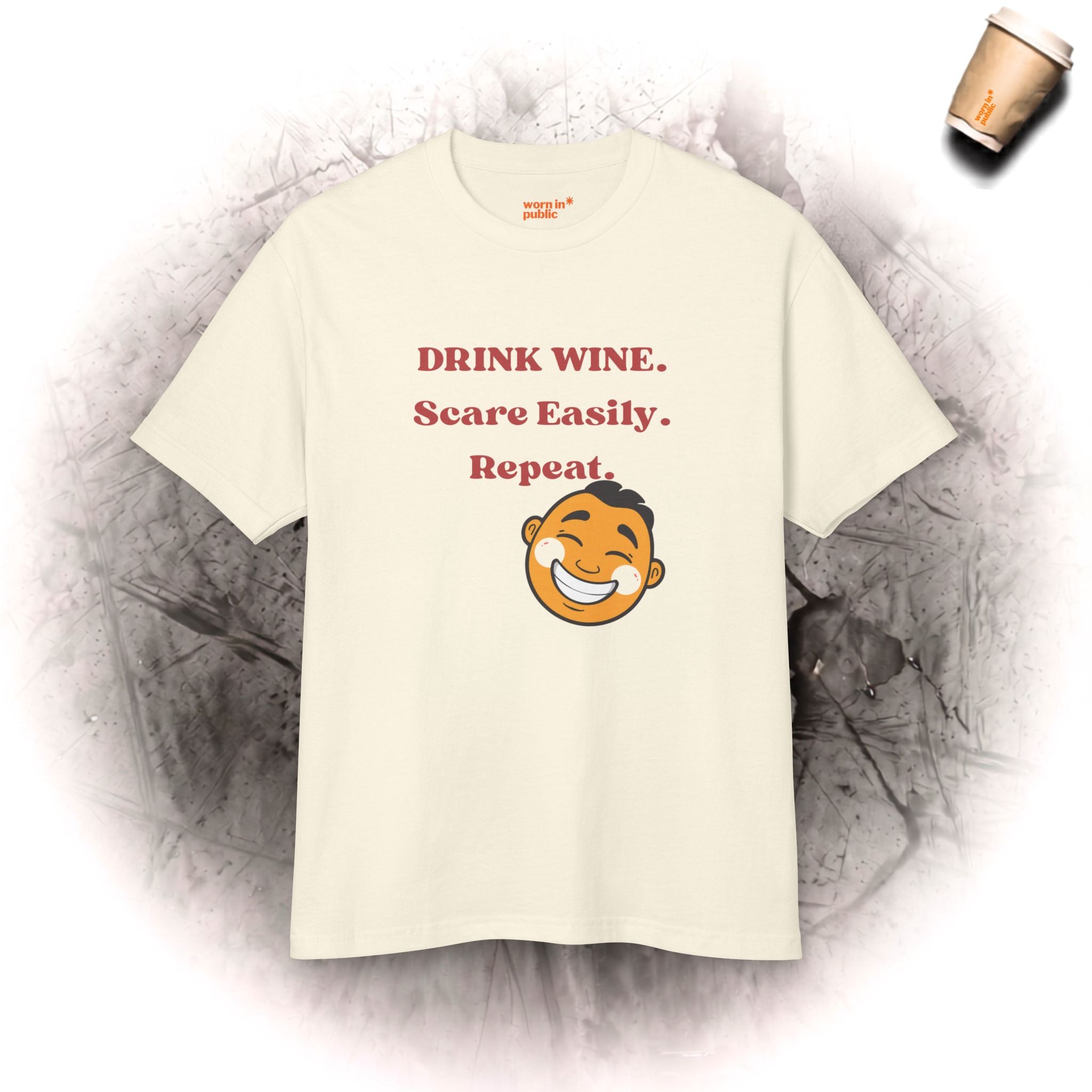 T-Shirt „Drink Wine, Scare Easily, Repeat“ | Lustiges T-Shirt mit lächelndem Gesicht