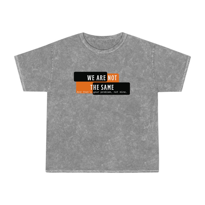 We Are Not The Same Premium Mineral Wash T-Shirt | Statement-Grafik-T-Shirt mit kräftigem Kontrast
