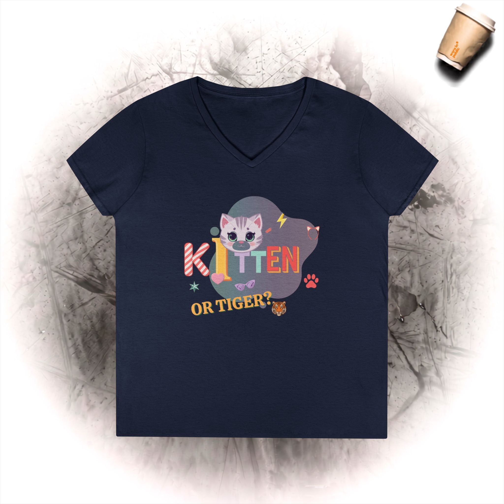 Kätzchen oder Tiger? V-Ausschnitt T-Shirt | Süße Katzen-Illustration Pastell-Grafik-Shirt