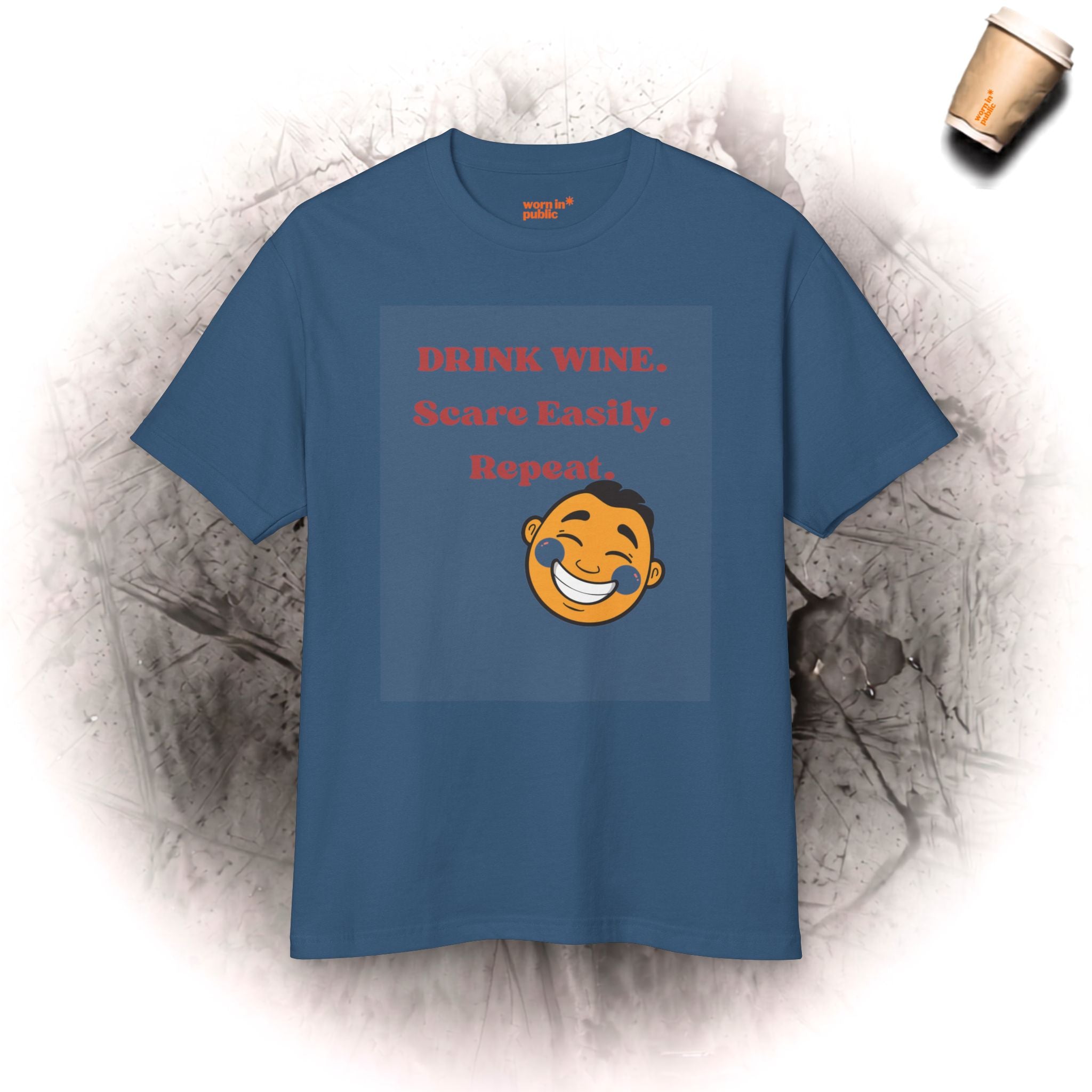 T-Shirt „Drink Wine, Scare Easily, Repeat“ | Lustiges T-Shirt mit lächelndem Gesicht