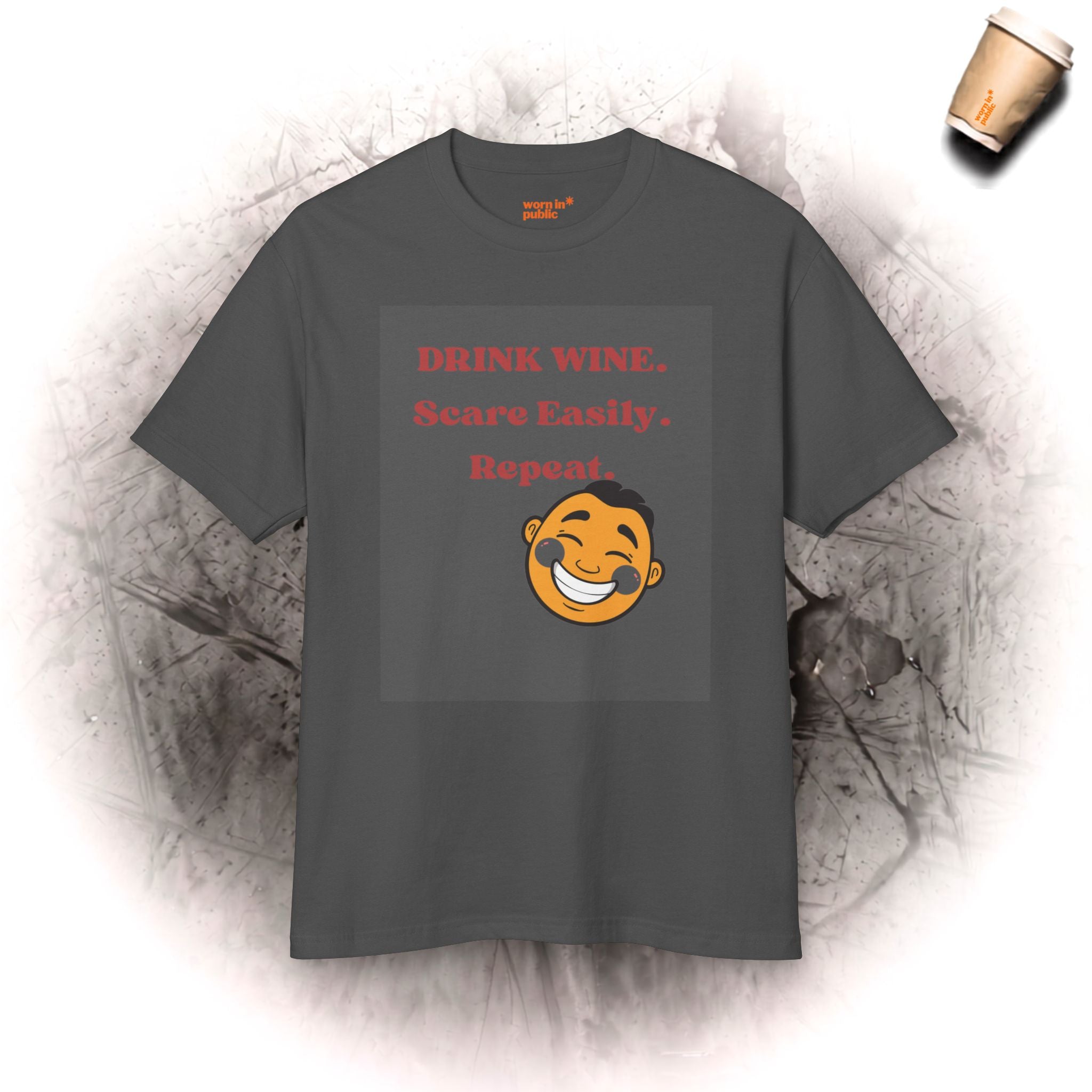 T-Shirt „Drink Wine, Scare Easily, Repeat“ | Lustiges T-Shirt mit lächelndem Gesicht